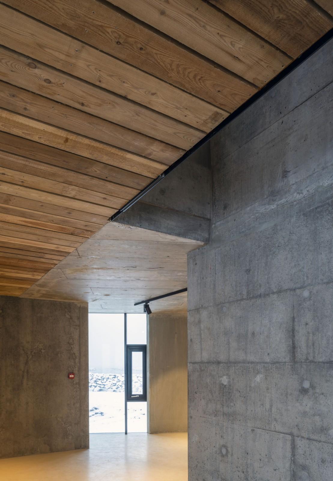 守护峡湾的巨石：冰岛东博尔加峡湾游客中心 / Andersen & Sigurdsson Architects