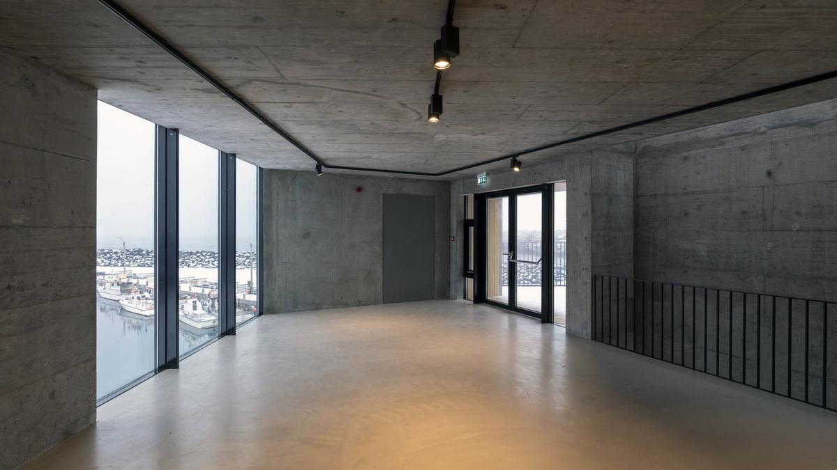 守护峡湾的巨石：冰岛东博尔加峡湾游客中心 / Andersen & Sigurdsson Architects