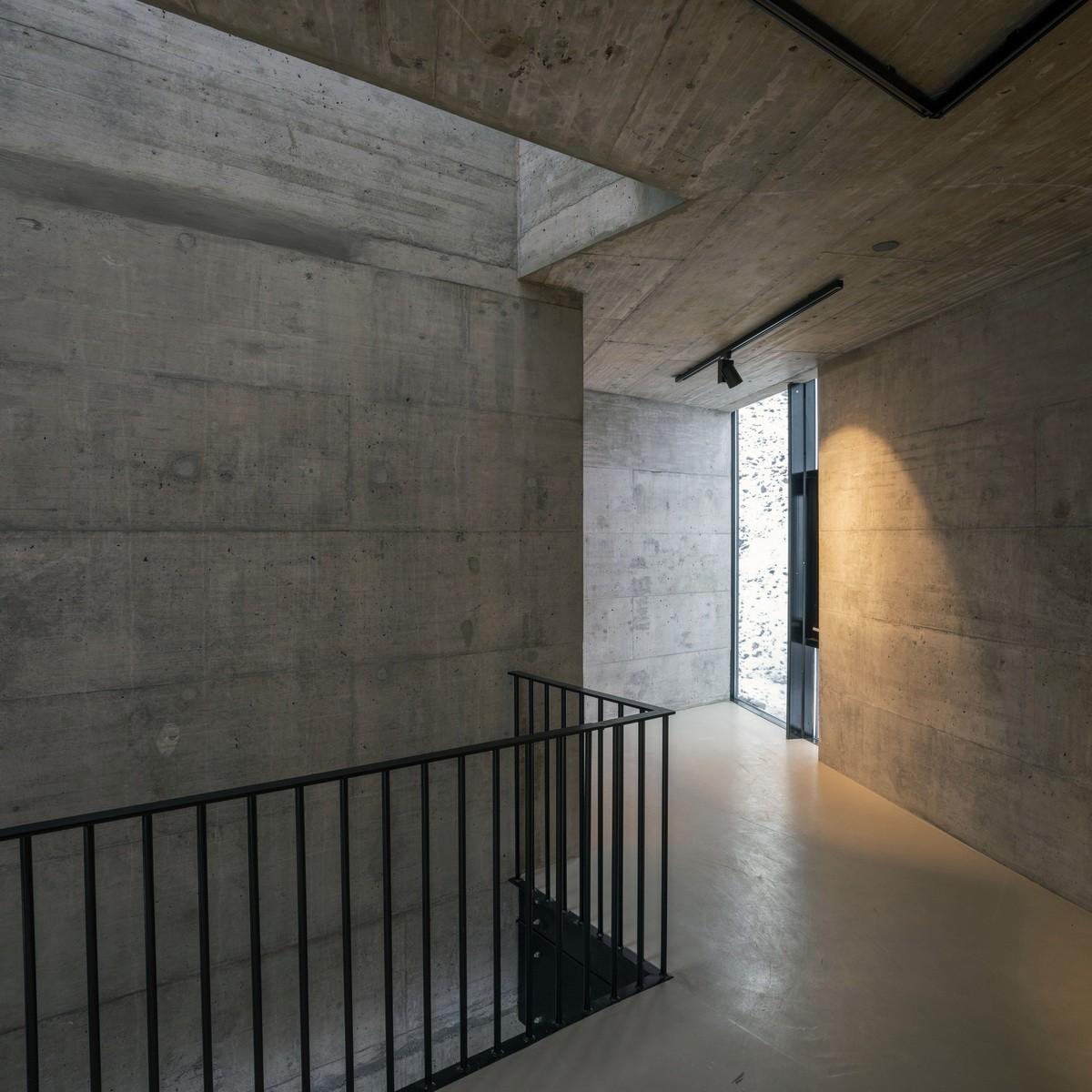 守护峡湾的巨石：冰岛东博尔加峡湾游客中心 / Andersen & Sigurdsson Architects