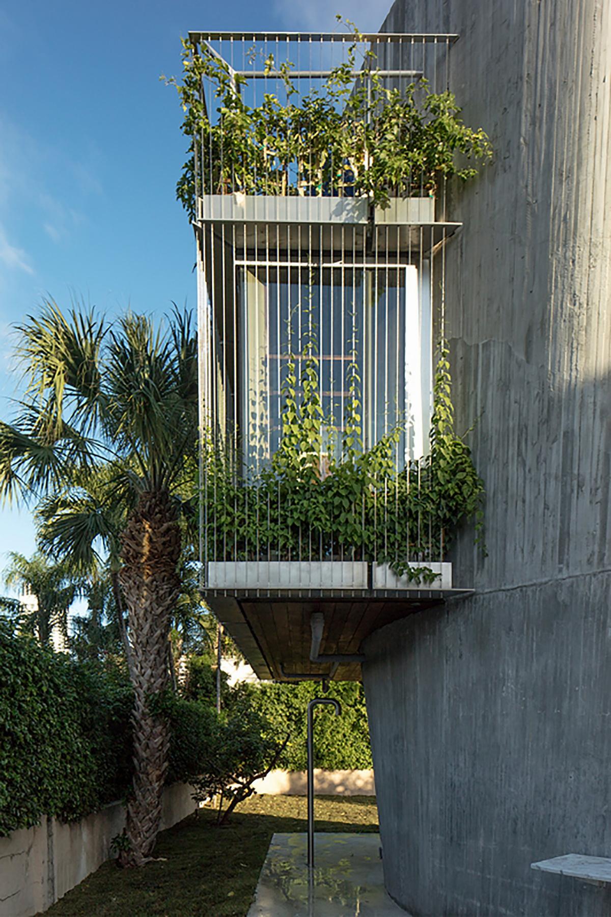 e2_SunPathHouse6BehindCurvedWallOutdoorShowerFavorite.jpg