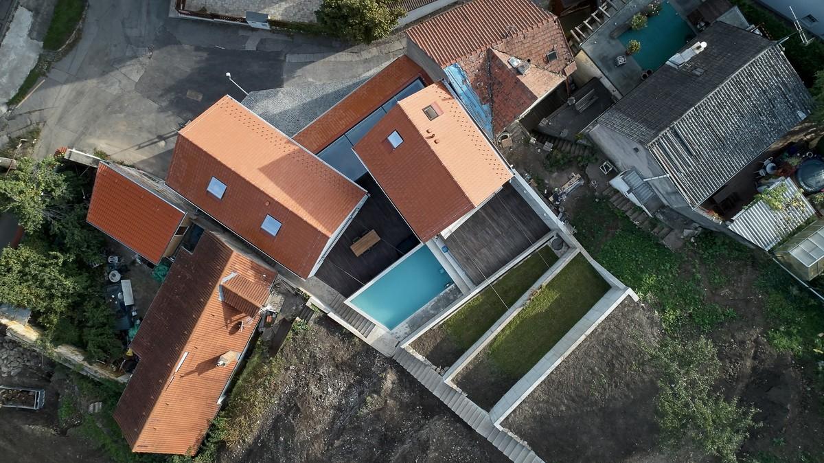 富于童趣的白色小房子：布拉格度假屋 / Atelier 111 Architekti
