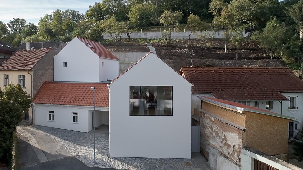 富于童趣的白色小房子：布拉格度假屋 / Atelier 111 Architekti