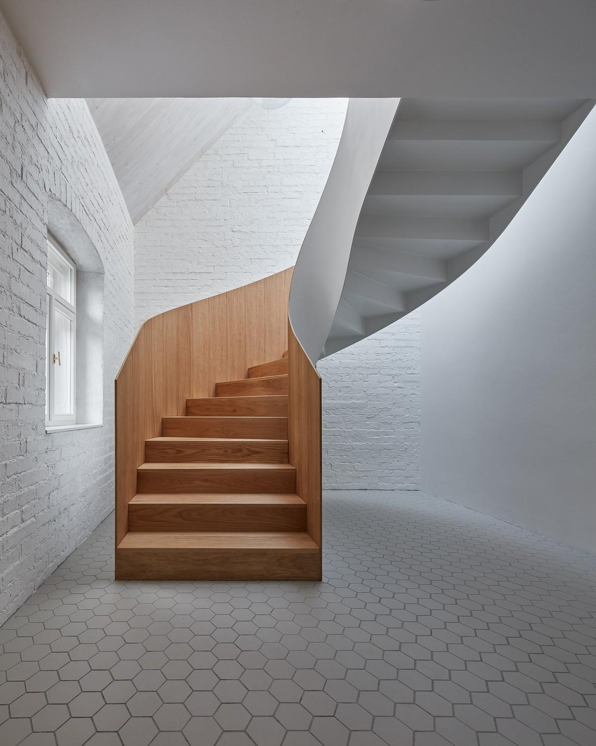 富于童趣的白色小房子：布拉格度假屋 / Atelier 111 Architekti