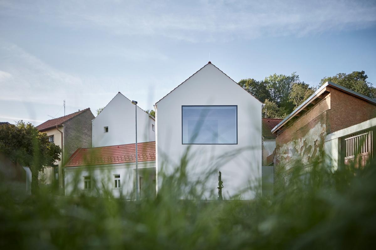 富于童趣的白色小房子：布拉格度假屋 / Atelier 111 Architekti