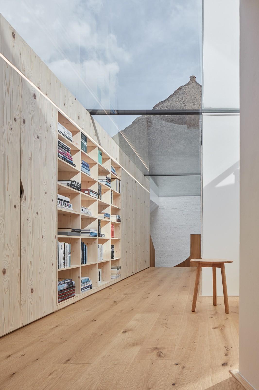 富于童趣的白色小房子：布拉格度假屋 / Atelier 111 Architekti