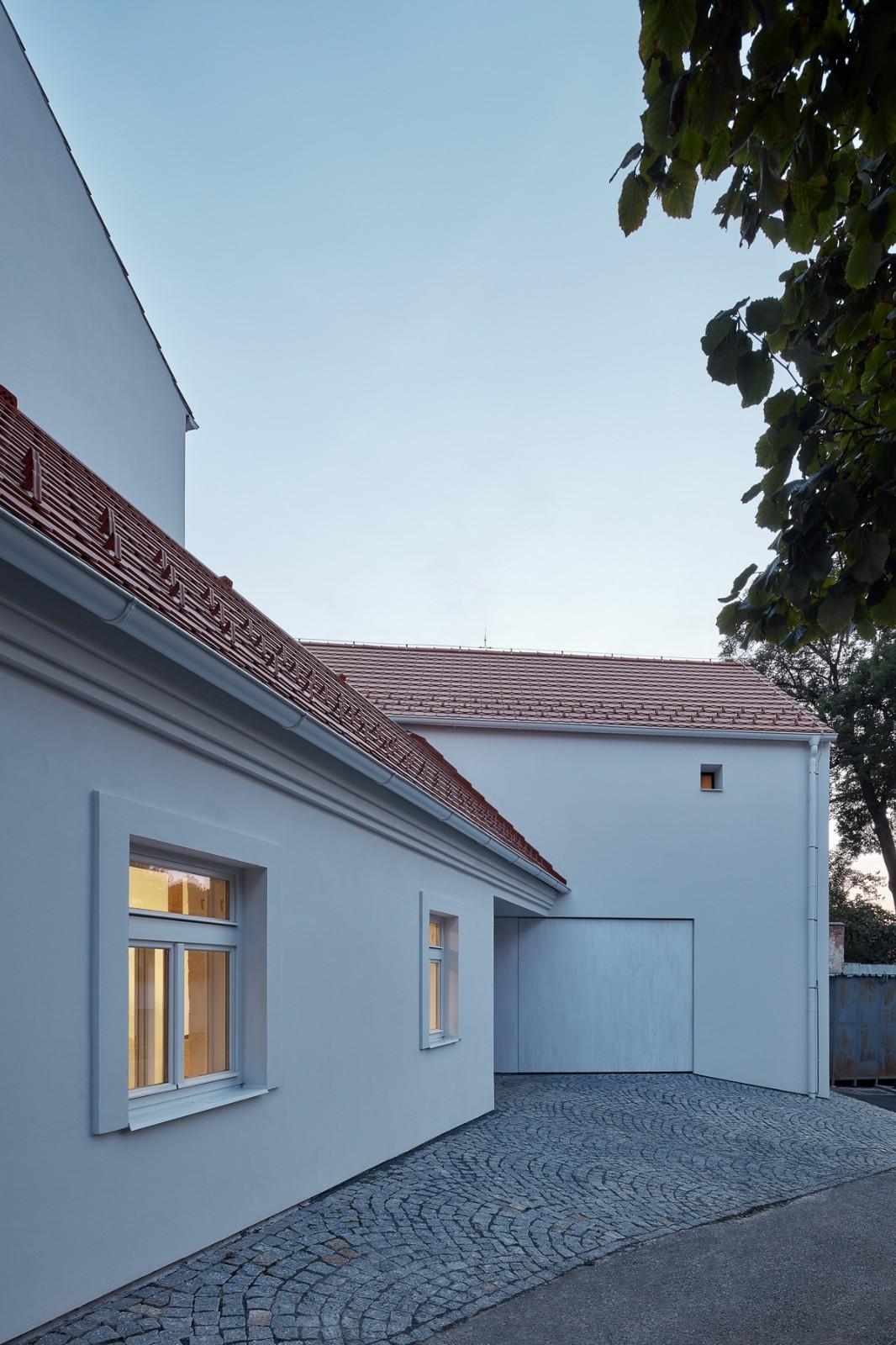 富于童趣的白色小房子：布拉格度假屋 / Atelier 111 Architekti