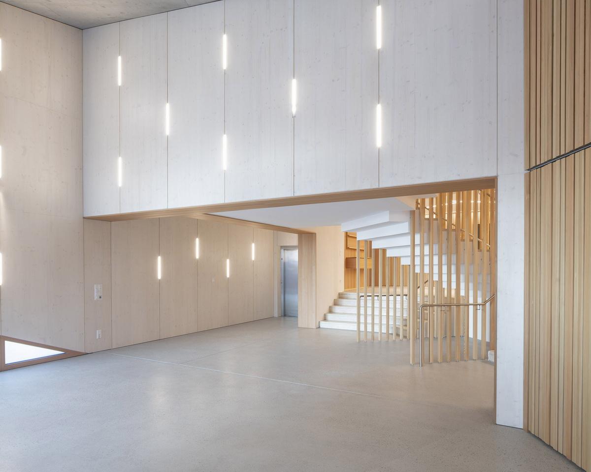 对角线构筑轻盈的“翅膀”：瑞士新使徒教堂 / LOCALARCHITECTURE