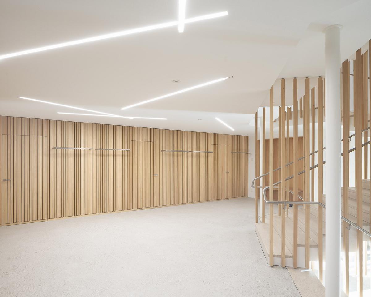 对角线构筑轻盈的“翅膀”：瑞士新使徒教堂 / LOCALARCHITECTURE