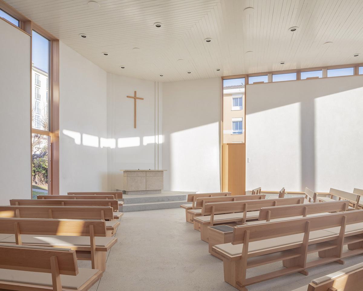 对角线构筑轻盈的“翅膀”：瑞士新使徒教堂 / LOCALARCHITECTURE