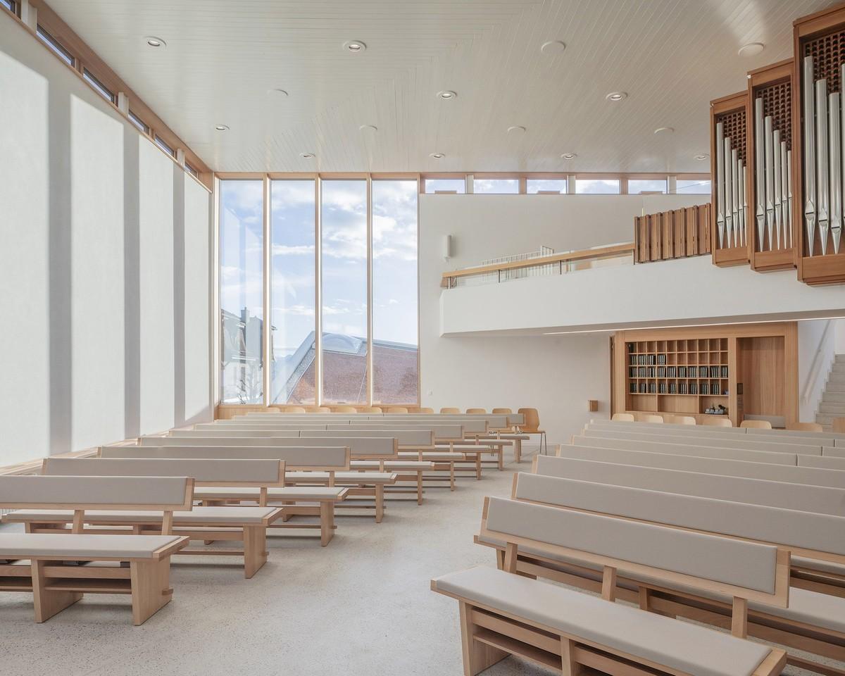 对角线构筑轻盈的“翅膀”：瑞士新使徒教堂 / LOCALARCHITECTURE