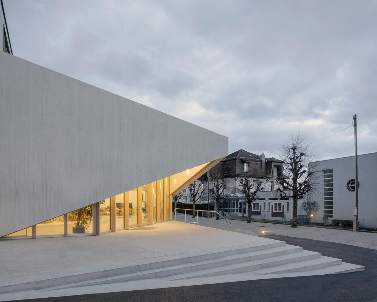 对角线构筑轻盈的“翅膀”：瑞士新使徒教堂 / LOCALARCHITECTURE