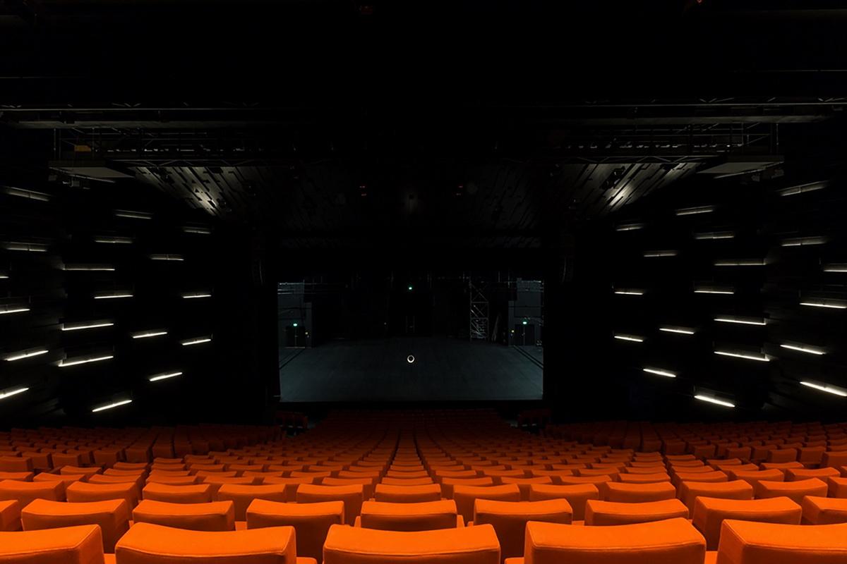 轻遮于空中巨幕之下：阿尔比大剧院 / Dominique Perrault Architecture