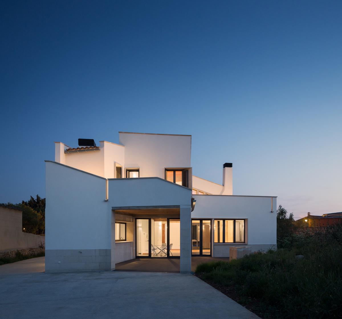 错落景窗勾勒出一幅幅山野风景画：MM住宅 / Salvà Ortín Arquitectes