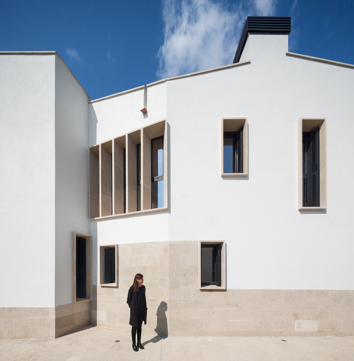 错落景窗勾勒出一幅幅山野风景画：MM住宅 / Salvà Ortín Arquitectes