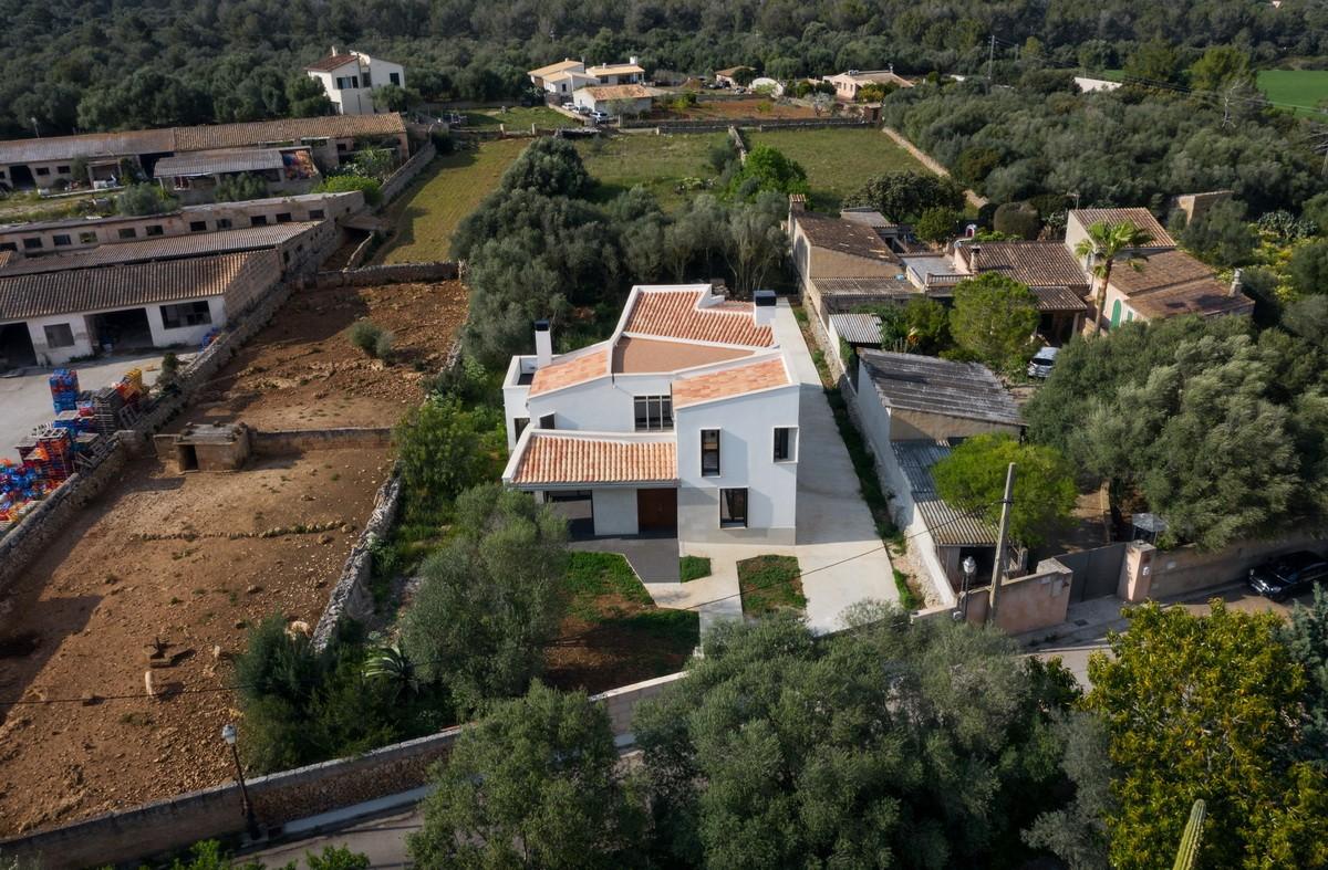 错落景窗勾勒出一幅幅山野风景画：MM住宅 / Salvà Ortín Arquitectes