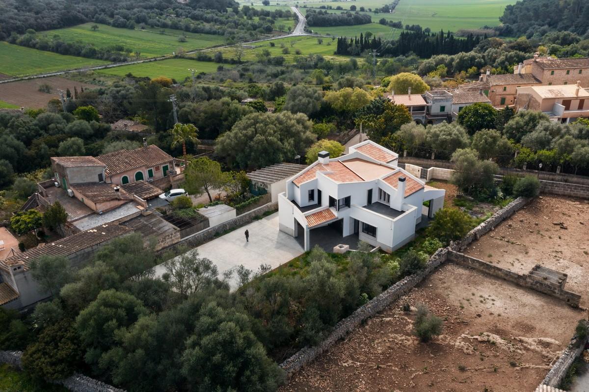 错落景窗勾勒出一幅幅山野风景画：MM住宅 / Salvà Ortín Arquitectes