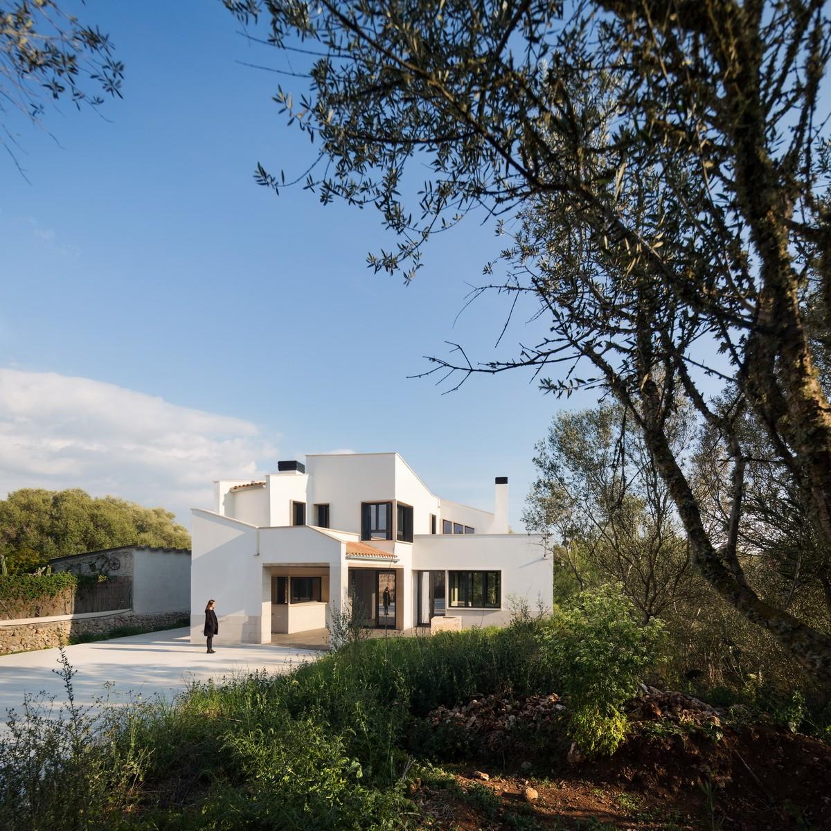 错落景窗勾勒出一幅幅山野风景画：MM住宅 / Salvà Ortín Arquitectes