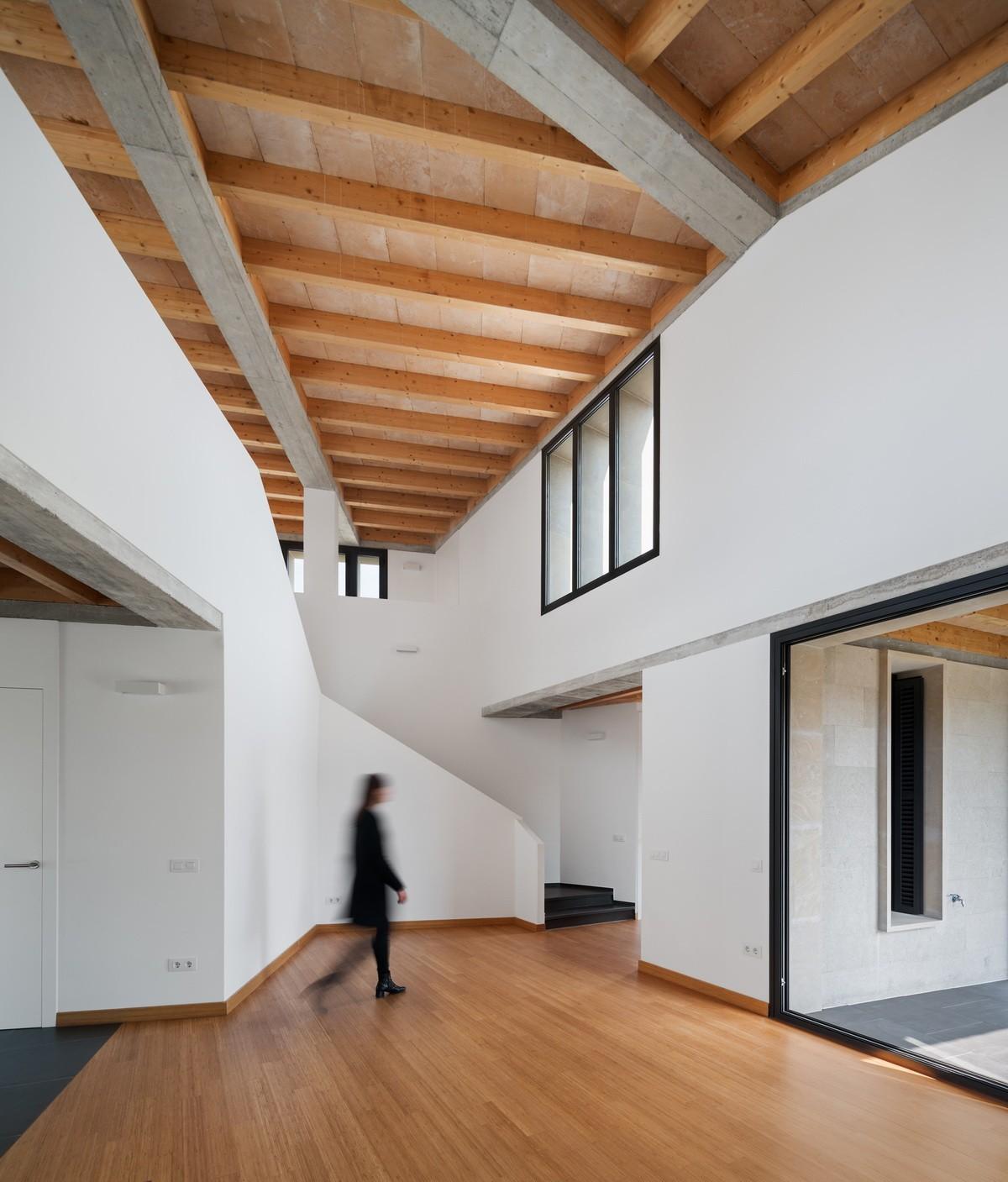 错落景窗勾勒出一幅幅山野风景画：MM住宅 / Salvà Ortín Arquitectes