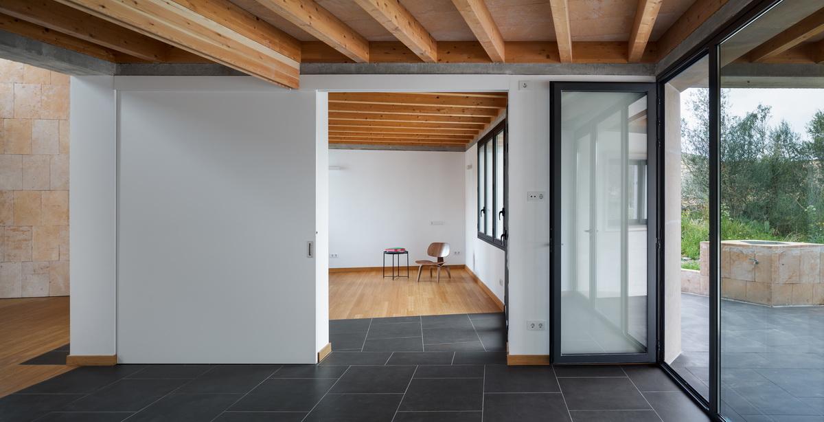 错落景窗勾勒出一幅幅山野风景画：MM住宅 / Salvà Ortín Arquitectes