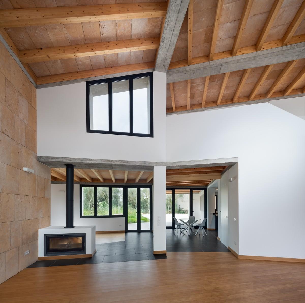 错落景窗勾勒出一幅幅山野风景画：MM住宅 / Salvà Ortín Arquitectes