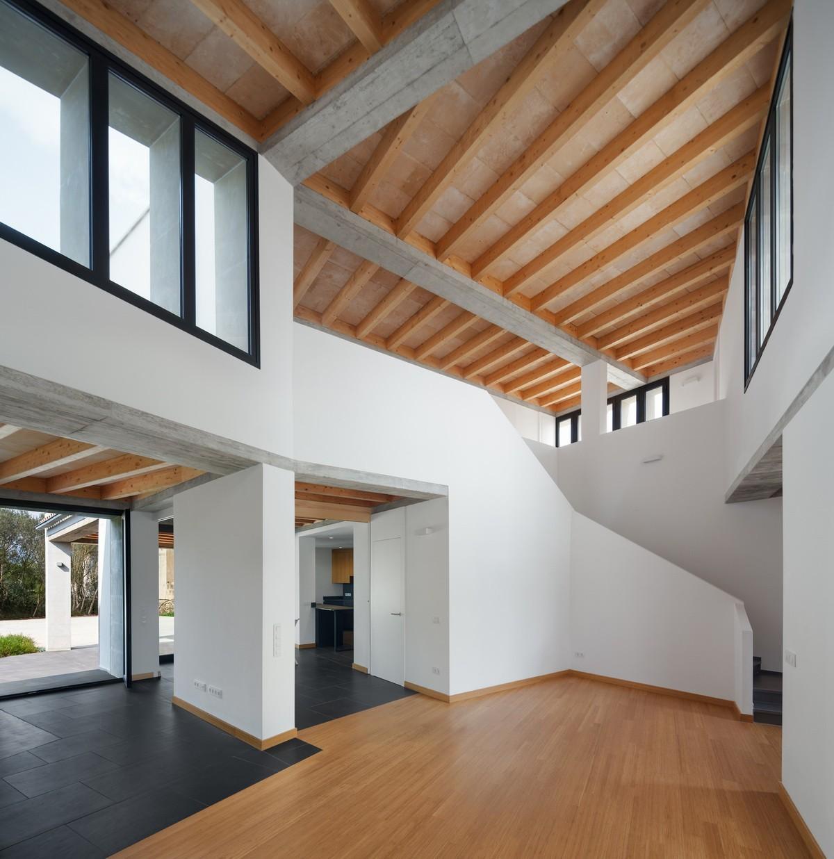 错落景窗勾勒出一幅幅山野风景画：MM住宅 / Salvà Ortín Arquitectes