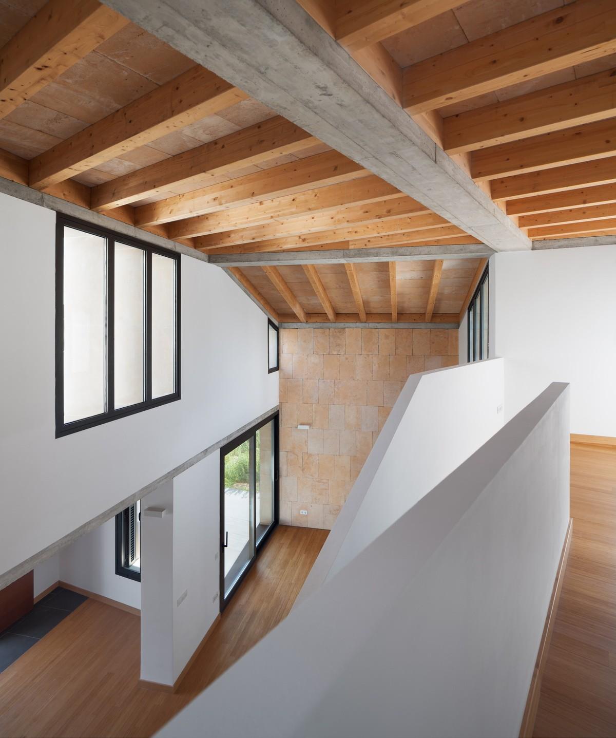 错落景窗勾勒出一幅幅山野风景画：MM住宅 / Salvà Ortín Arquitectes