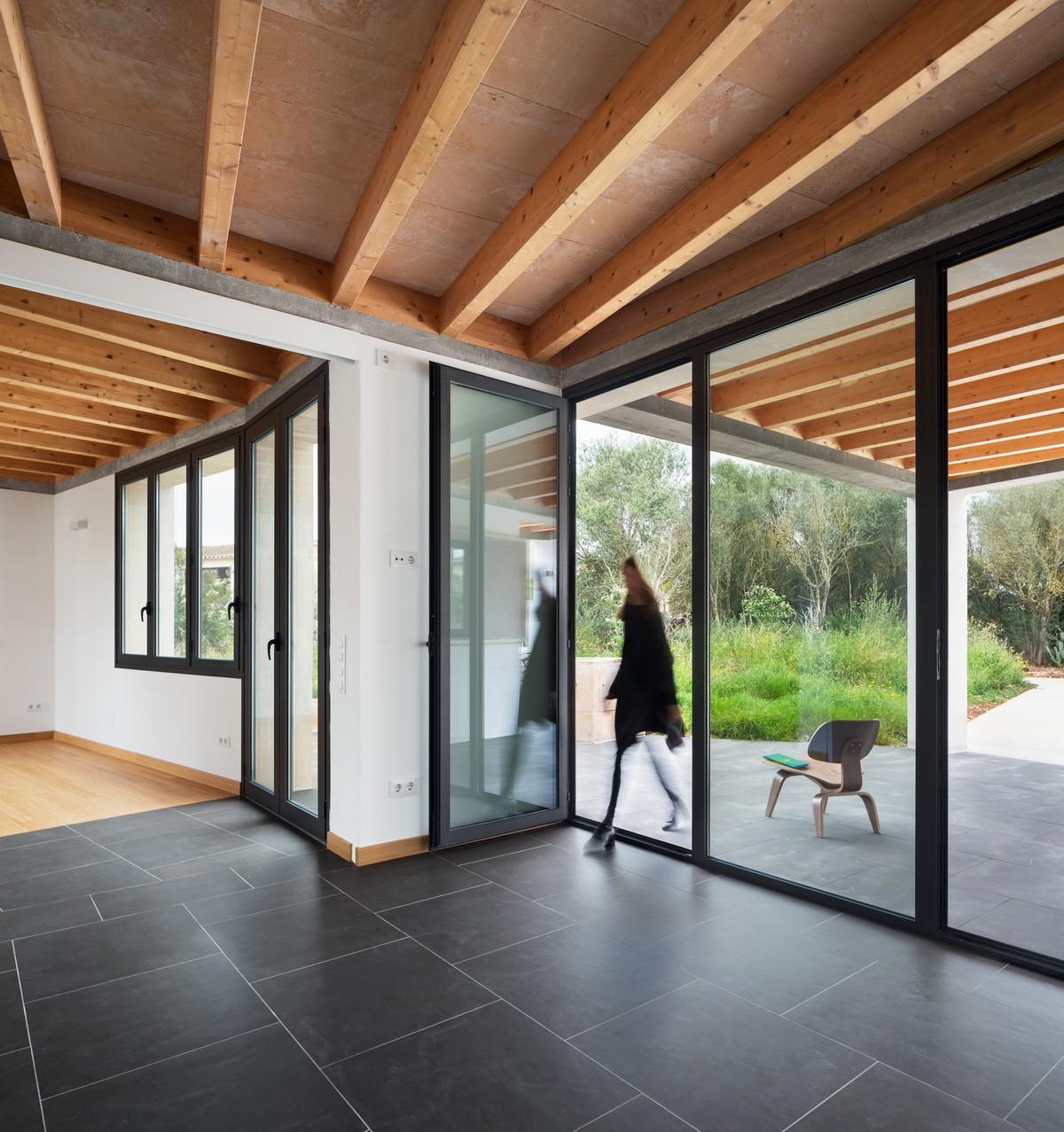 错落景窗勾勒出一幅幅山野风景画：MM住宅 / Salvà Ortín Arquitectes
