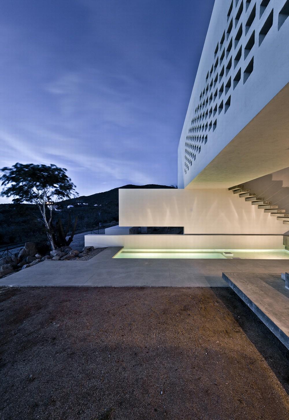 荒漠火山脊上的萨卡特卡斯4号别墅 / Campos Leckie Studio