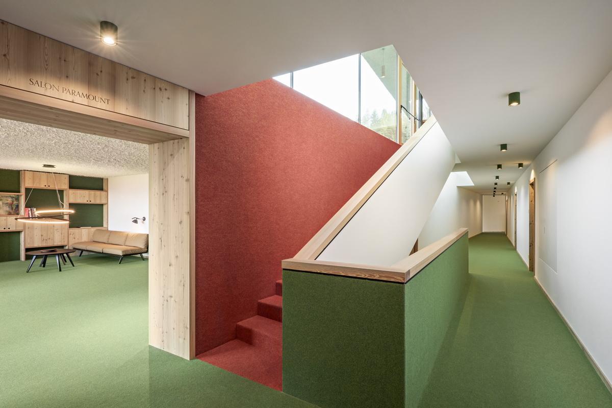依山就势而居——斯特拉塔酒店 / Plasma Studio