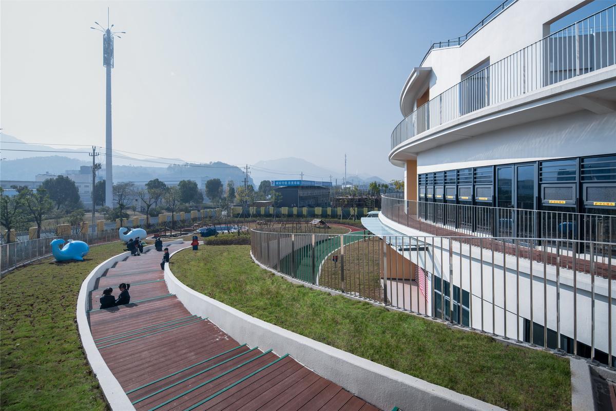 调整大小 06 从坡道眺望远方 . 吴清山.jpg