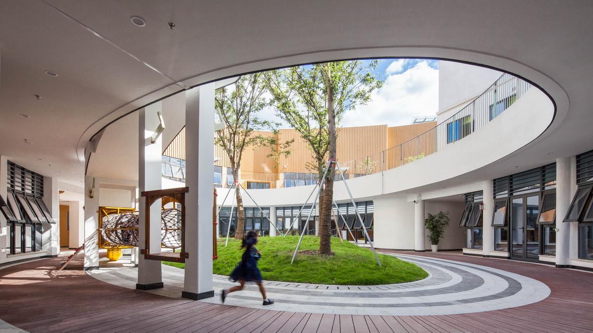 调整大小 11 孩子在中心庭院奔跑 . 余未旻.jpg