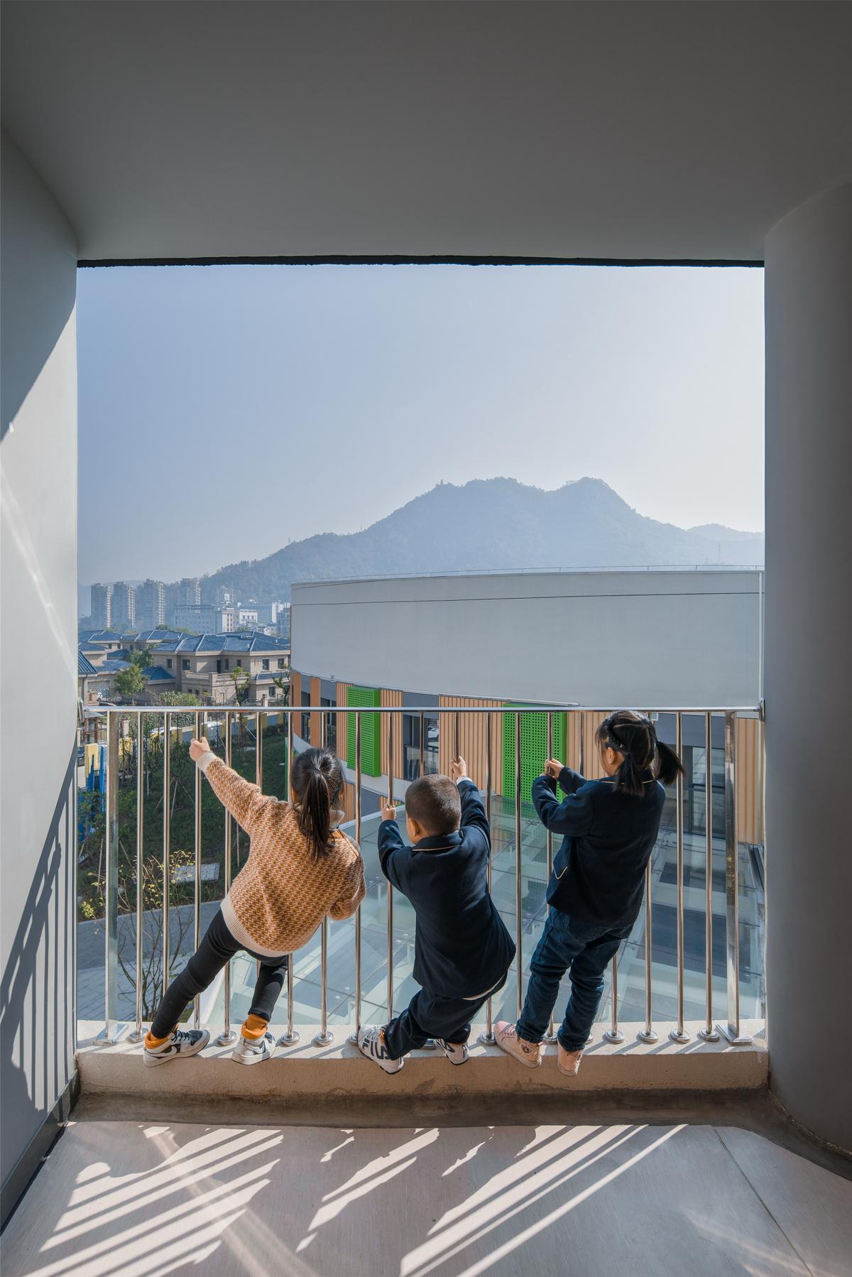 调整大小 29 孩子们在眺望远方 . 吴清山.jpg