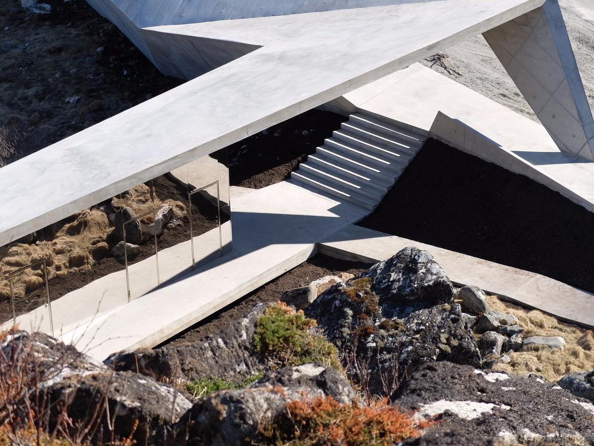 在折叠混凝土上观海：错乱岩层上的游客中心 / MORFEUS arkitekter