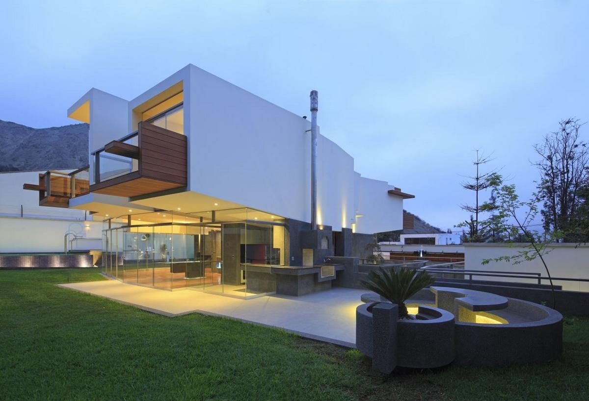 宛如一只岩石雕刻而成的“生活容器”——秘鲁永久住宅 / Longhi Architects