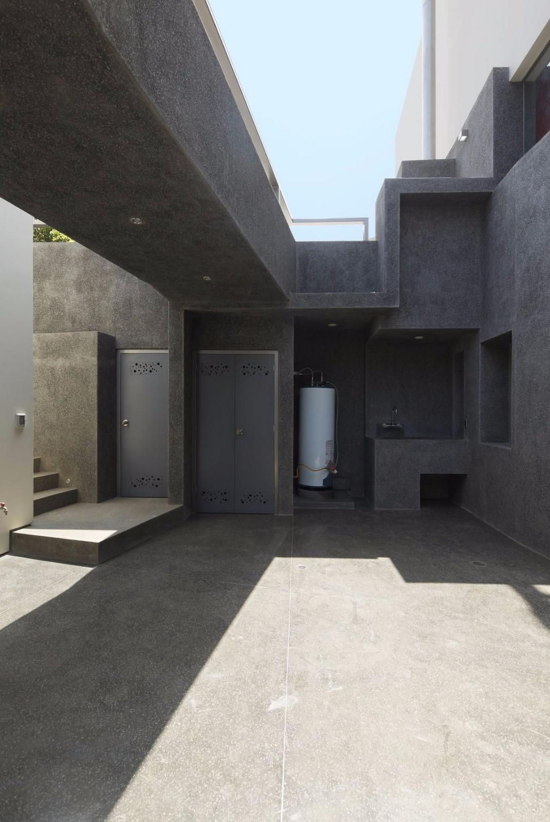 宛如一只岩石雕刻而成的“生活容器”——秘鲁永久住宅 / Longhi Architects