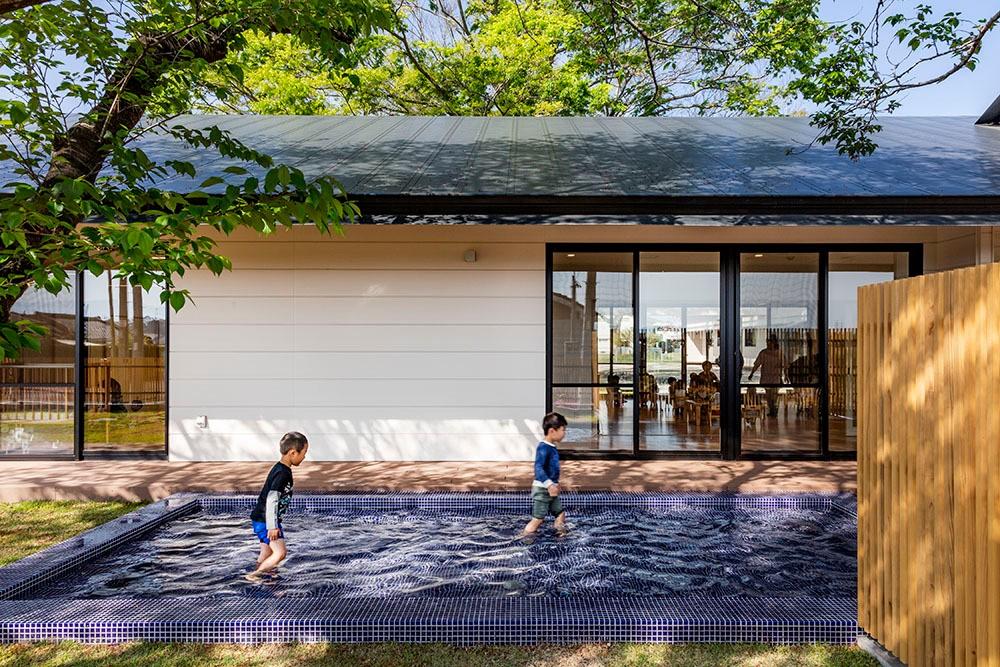 儿童画里的木屋乐园，MRN幼儿园 / HIBINOSEKKEI +日比野设计