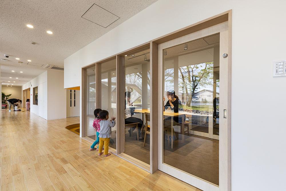 儿童画里的木屋乐园，MRN幼儿园 / HIBINOSEKKEI +日比野设计