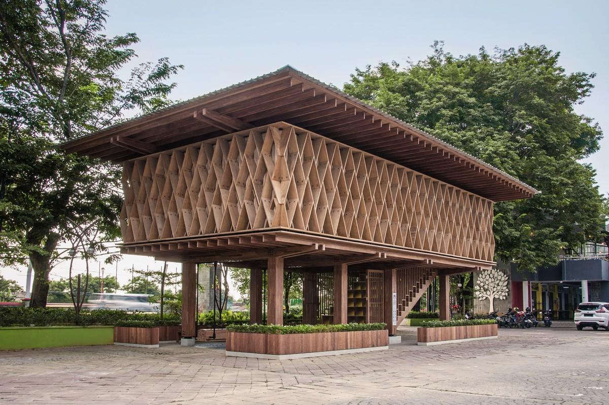 架空的“镂空木盒”，微型图书馆 Warak Kayu