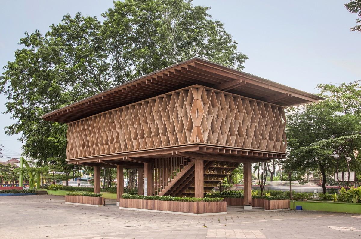 架空的“镂空木盒”，微型图书馆 Warak Kayu
