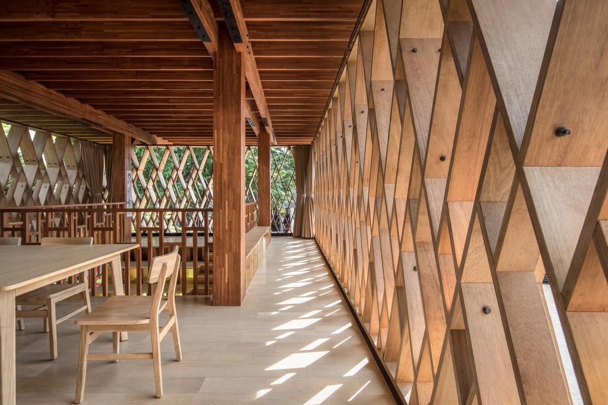 架空的“镂空木盒”，微型图书馆 Warak Kayu