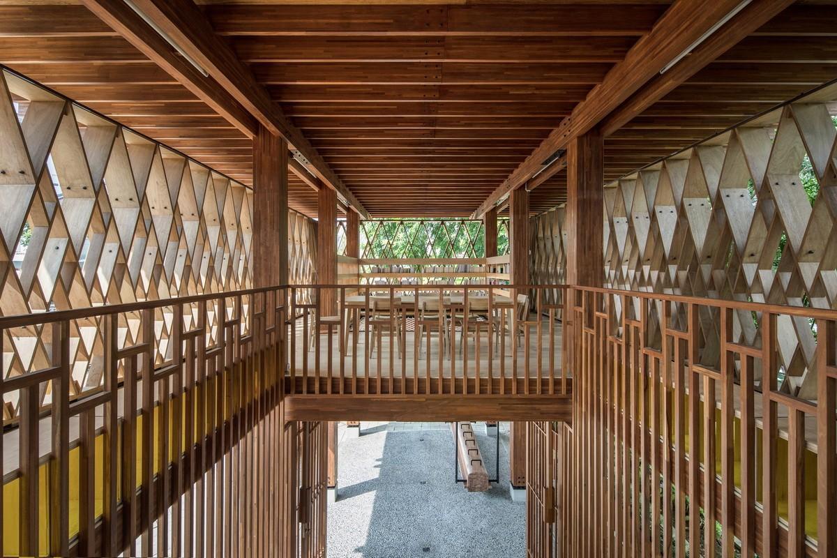 架空的“镂空木盒”，微型图书馆 Warak Kayu