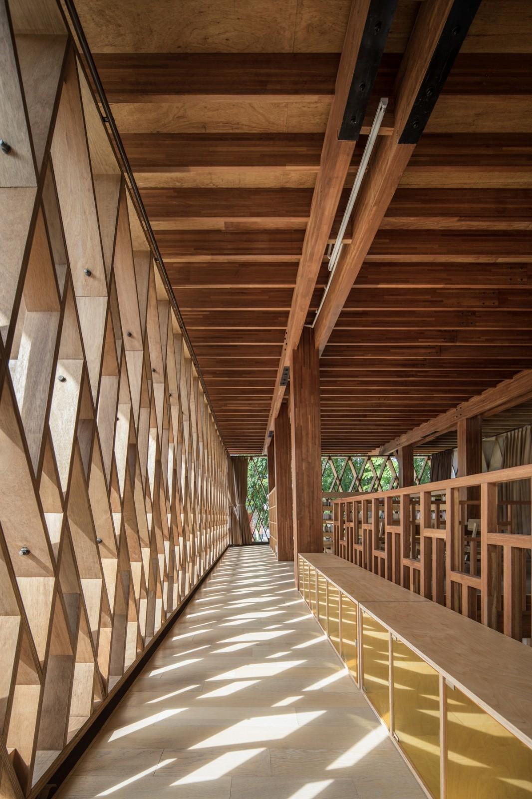 架空的“镂空木盒”，微型图书馆 Warak Kayu