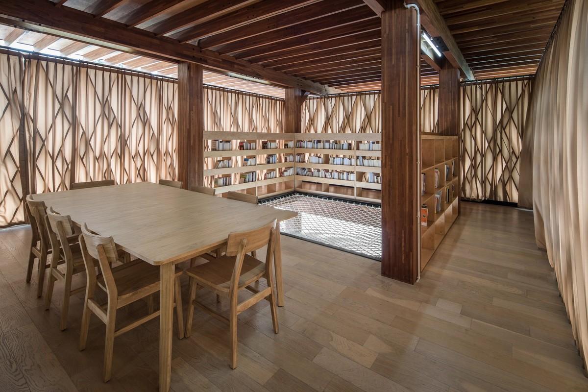 架空的“镂空木盒”，微型图书馆 Warak Kayu
