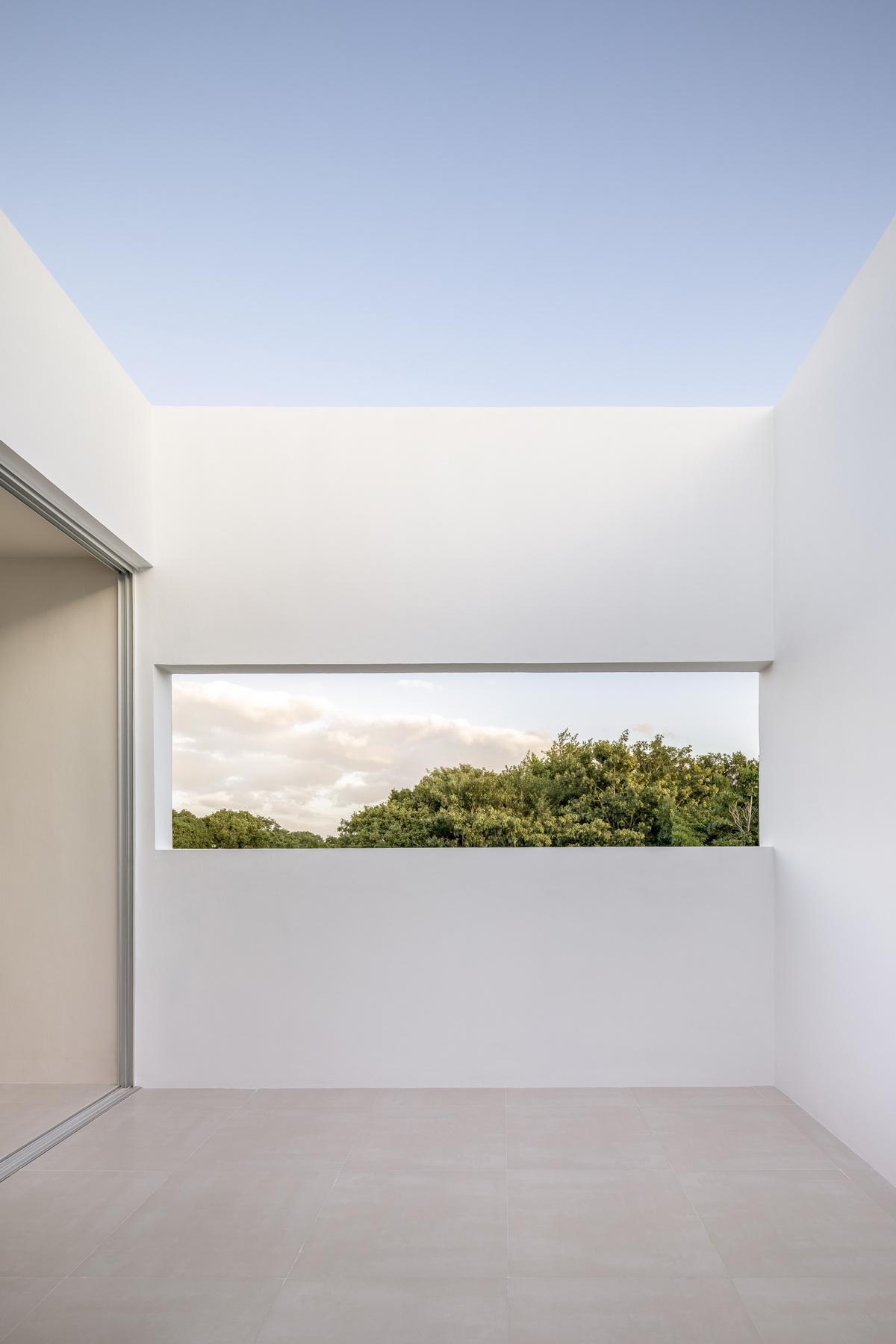 内向外表下营造巧妙诗意：Nizuc 01住宅 / WEWI Studio