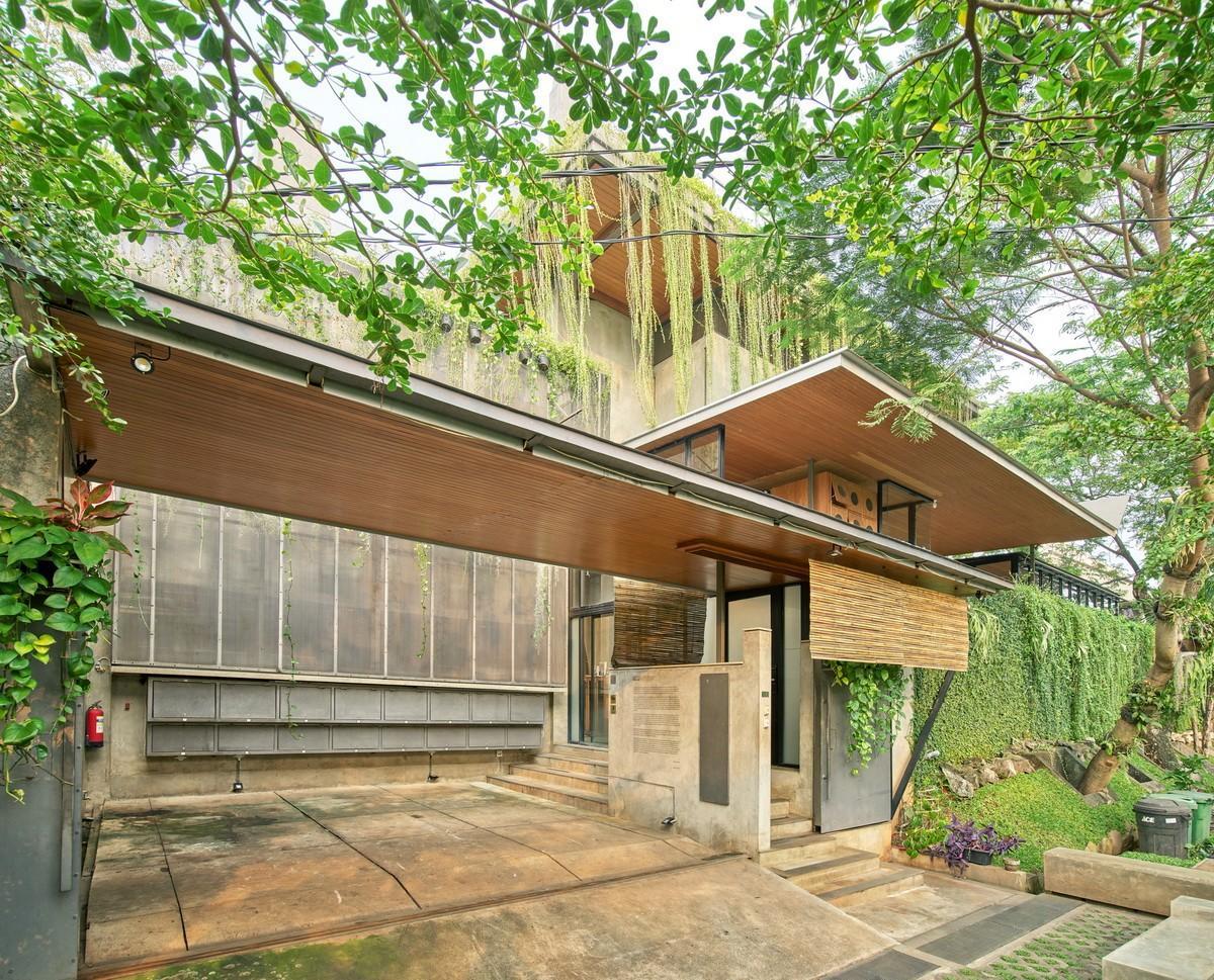 老旧墙檐，爬满了绿——Guha创意园区 / RAW Architecture