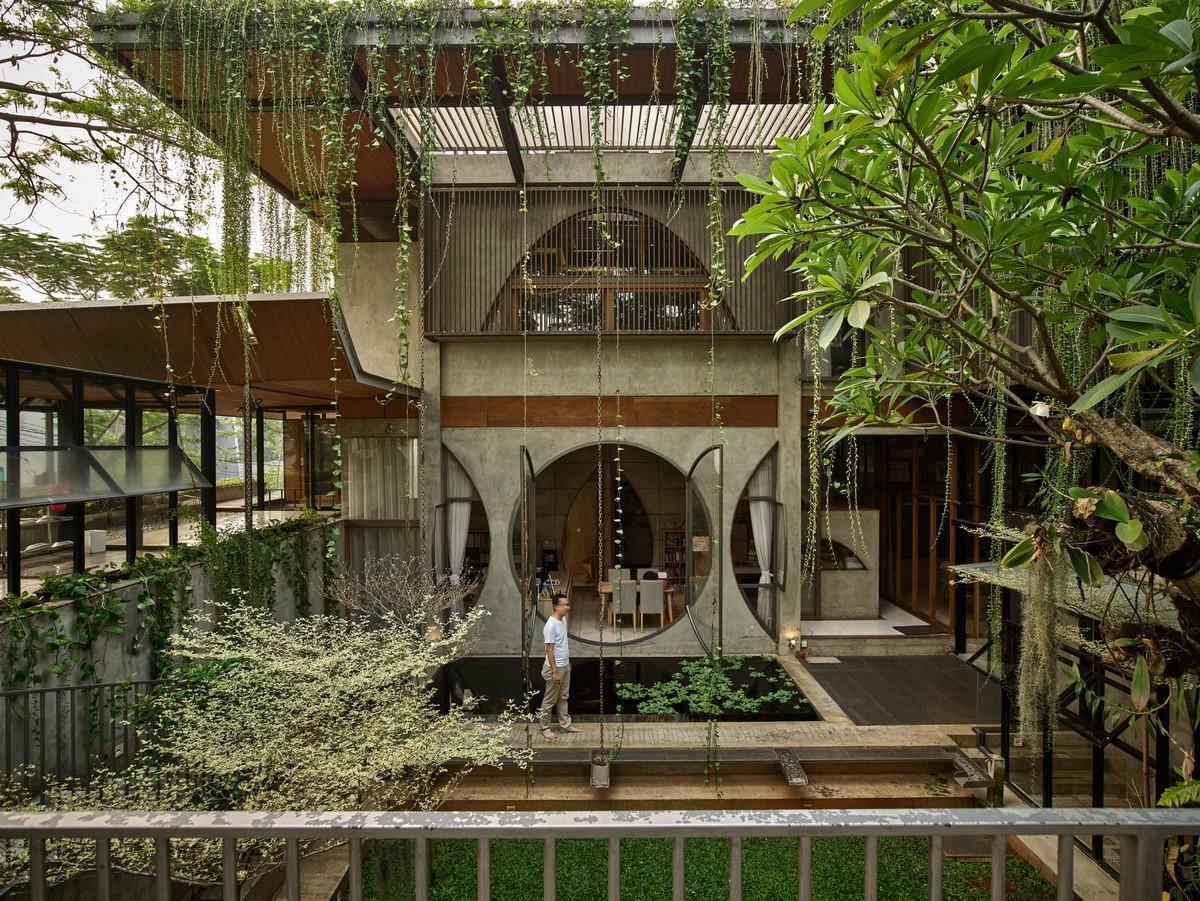 老旧墙檐，爬满了绿——Guha创意园区 / RAW Architecture