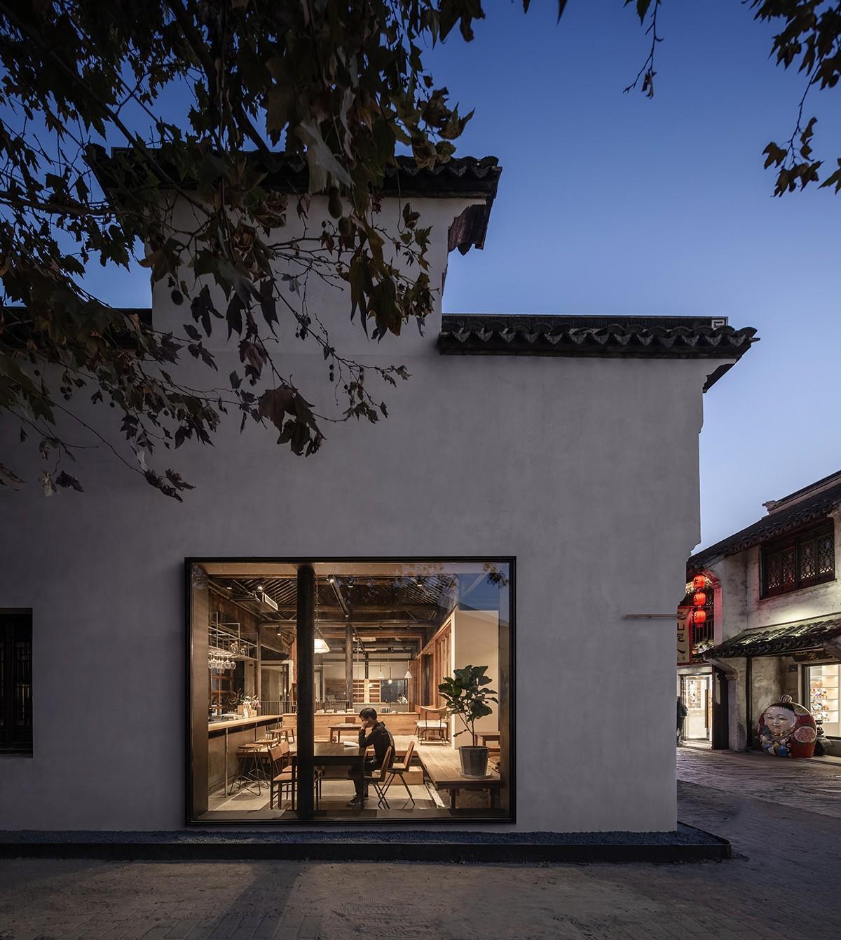 白墙黛瓦下营造现代温暖空间，挚舍南禅观水酒店 / 本哲建筑