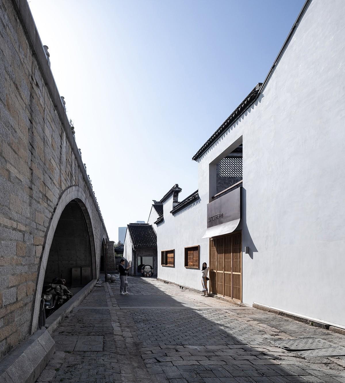 白墙黛瓦下营造现代温暖空间，挚舍南禅观水酒店 / 本哲建筑