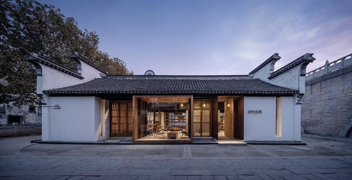 白墙黛瓦下营造现代温暖空间，挚舍南禅观水酒店 / 本哲建筑
