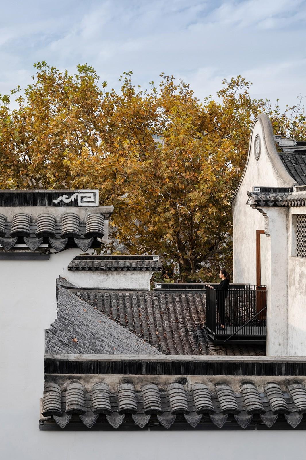 白墙黛瓦下营造现代温暖空间，挚舍南禅观水酒店 / 本哲建筑